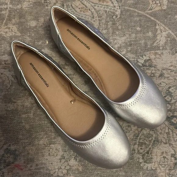 Amazon Essentials Belice Metallic Silver Ballet Flat - Picture 4 of 7